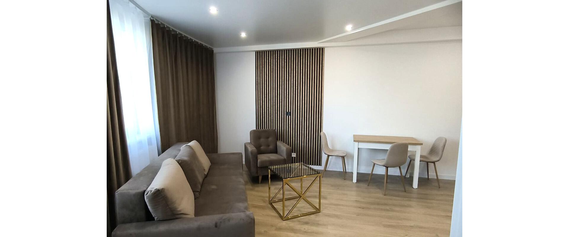 Prenájom v Srdci Michaloviec: Luxusný 2-izbový Byt s Novým Zariadením!