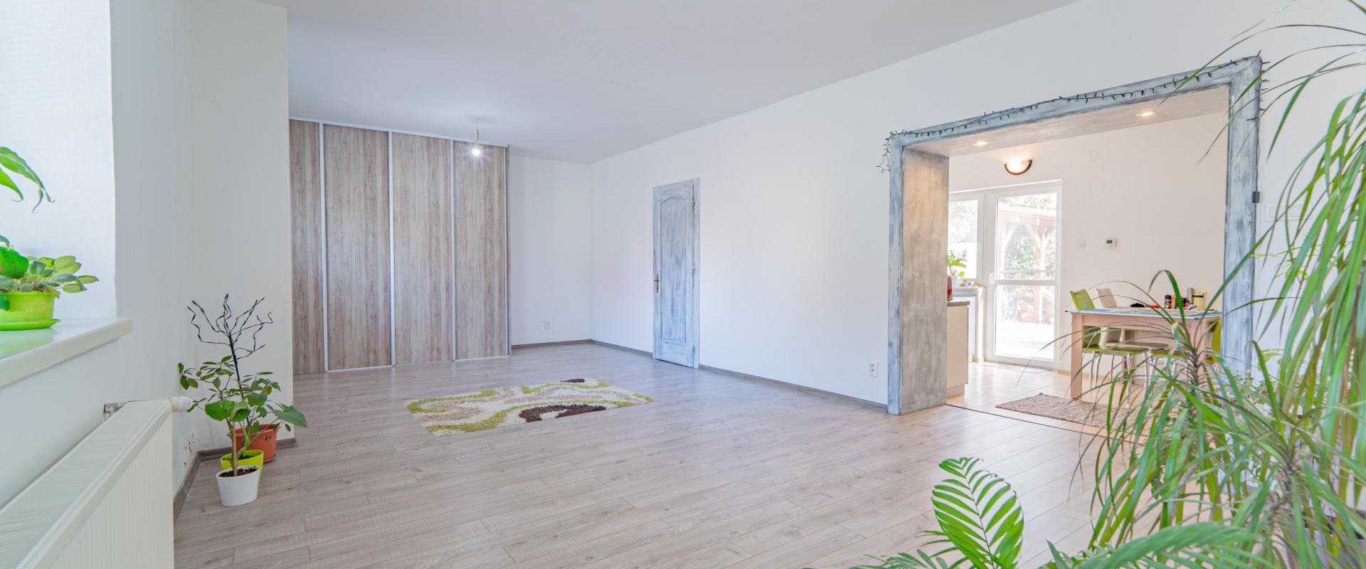 3D Obhliadka!! Veľký RD s bazénom priamo v Nových Zámkoch