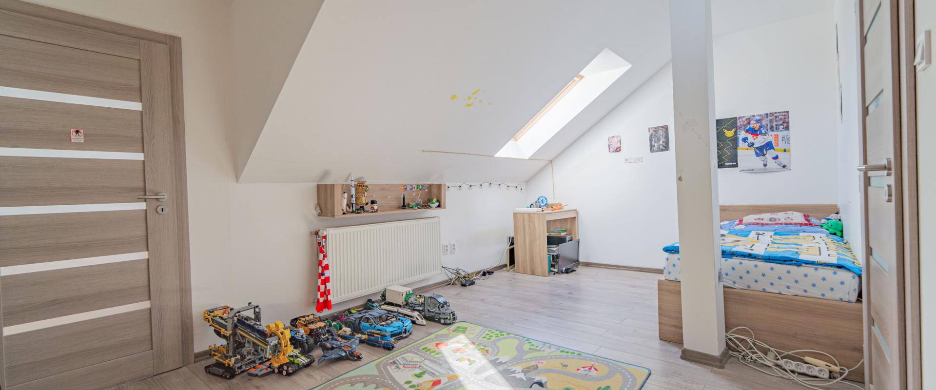 3D Obhliadka!! Veľký RD s bazénom priamo v Nových Zámkoch