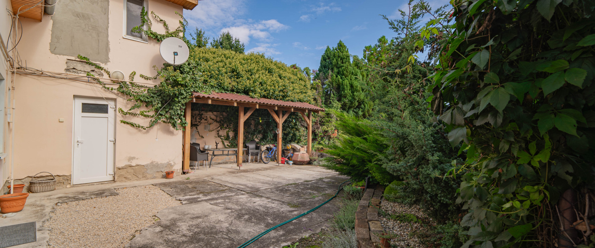 3D Obhliadka!! Veľký RD s bazénom priamo v Nových Zámkoch