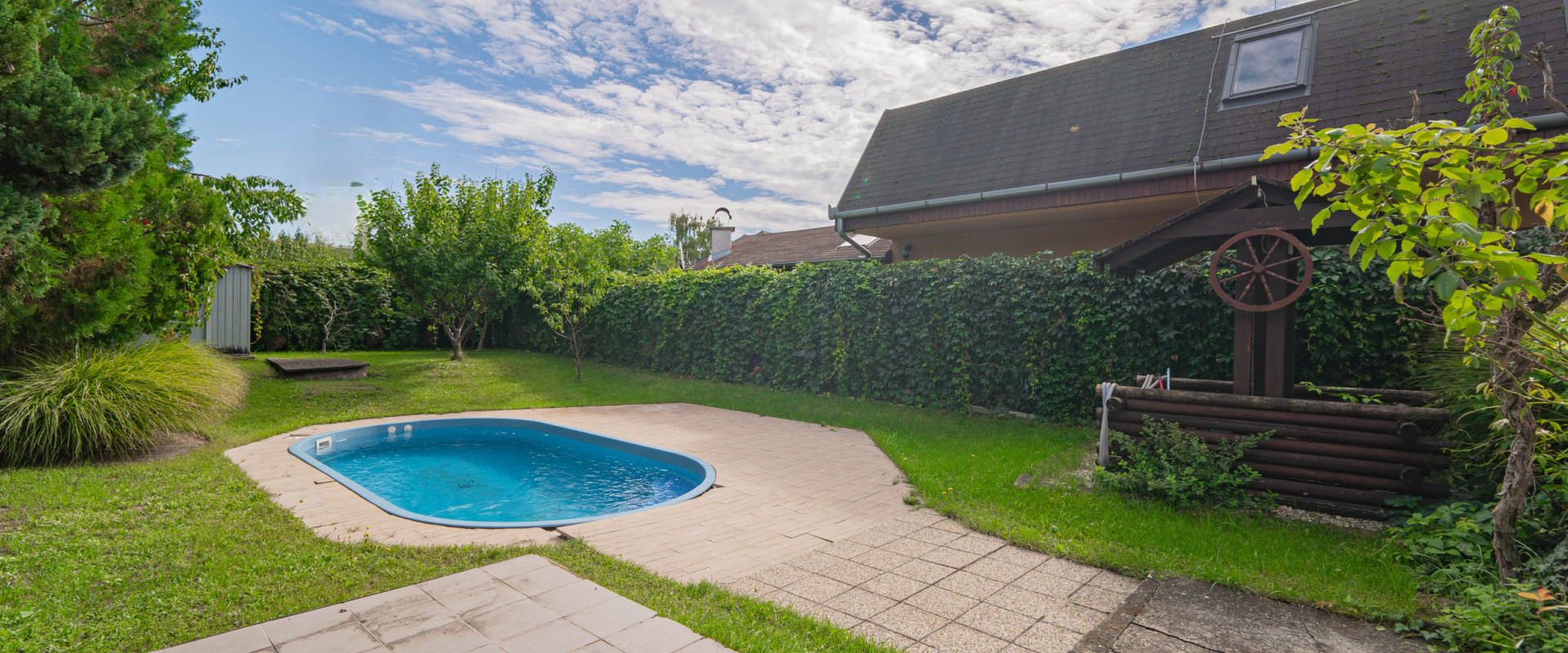 3D Obhliadka!! Veľký RD s bazénom priamo v Nových Zámkoch