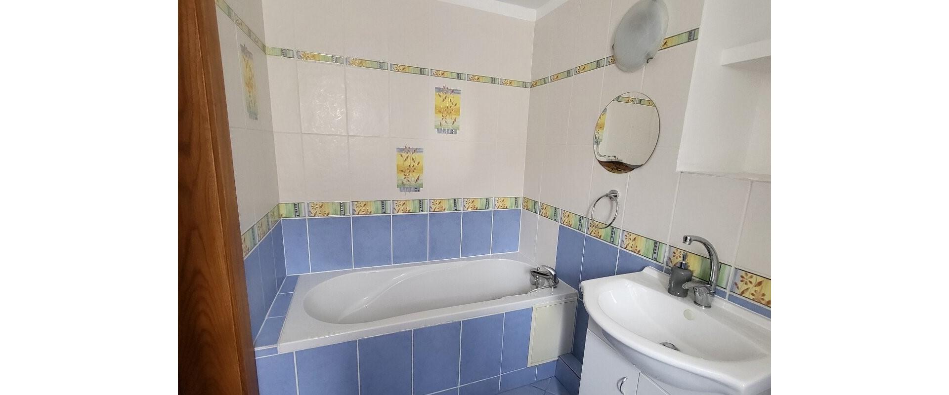 Slnečný 2-izbový byt s balkónom v tichej časti Prievidze