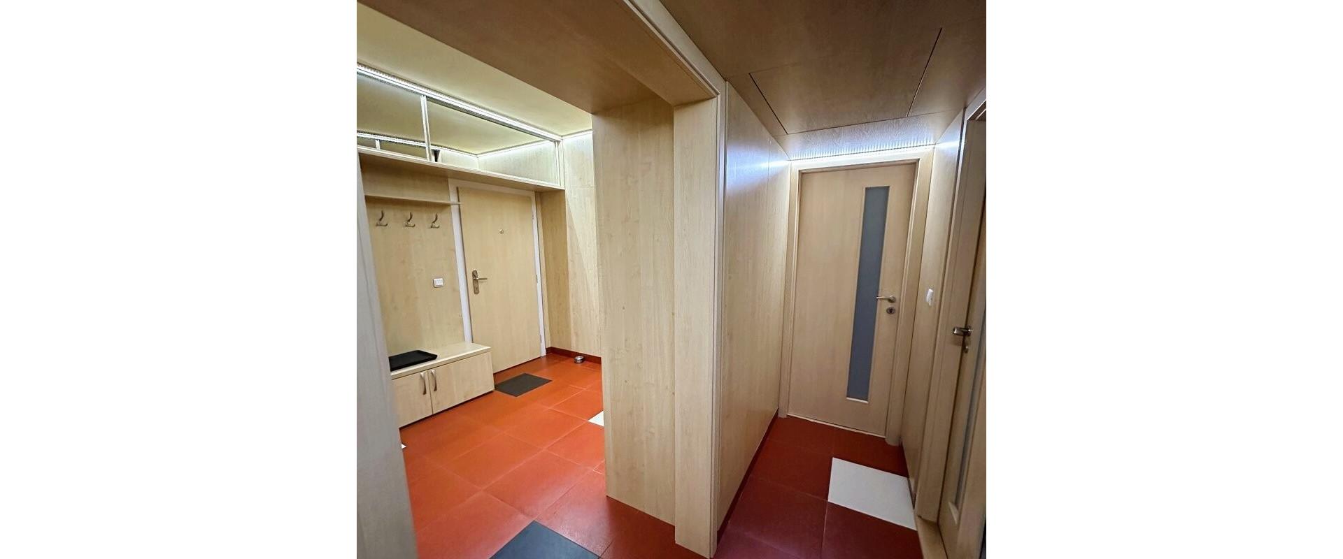 Veľmi pekný moderný 3 izbový byt na predaj v Prievidzi.