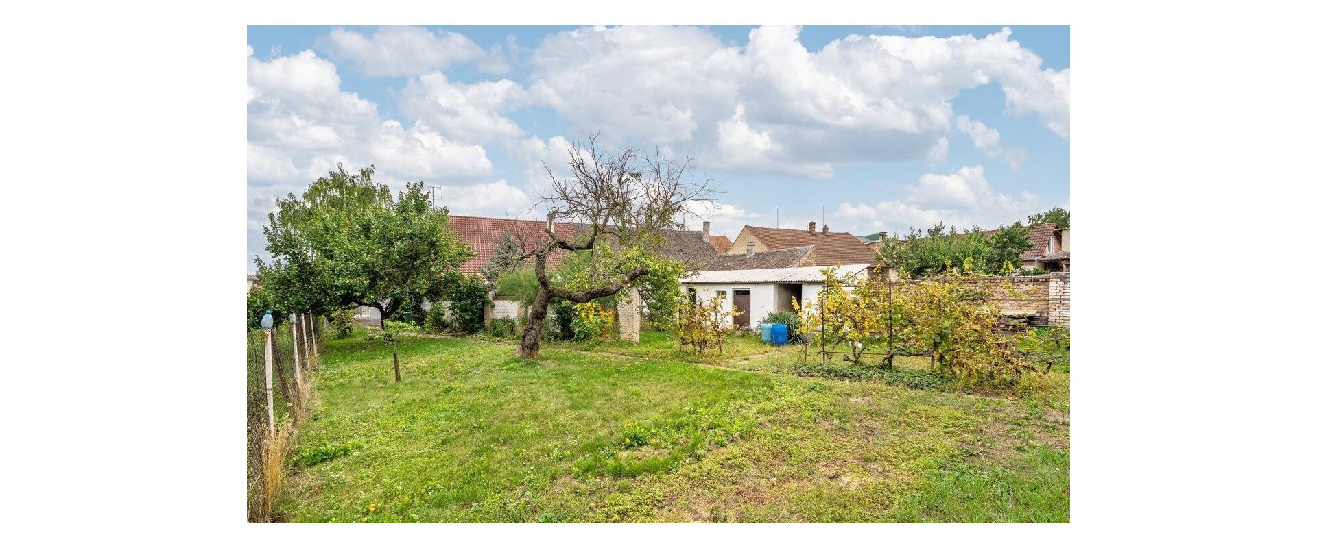 Rodinný dom na veľkom pozemku vo Dvoroch nad Žitavou