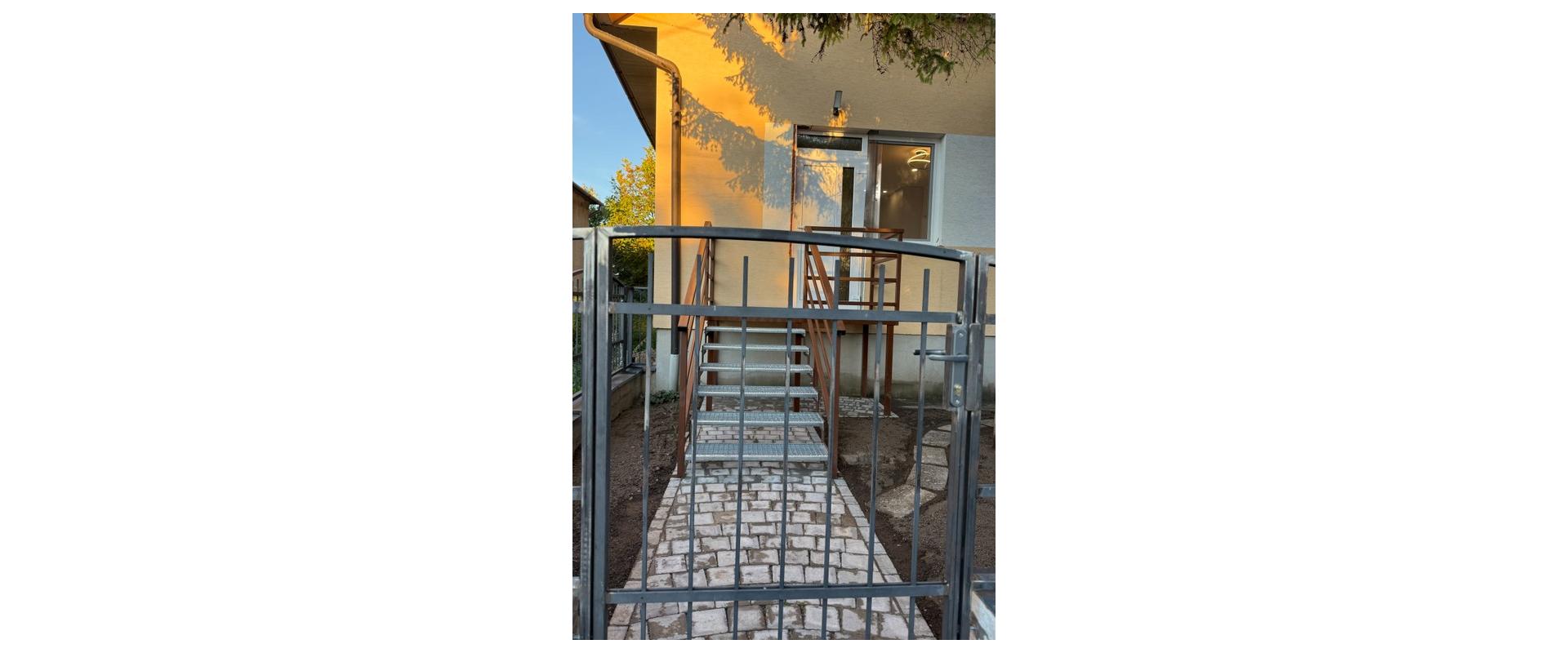 Prenájom 2-izbového bytu s predzáhradkou a parkovaním