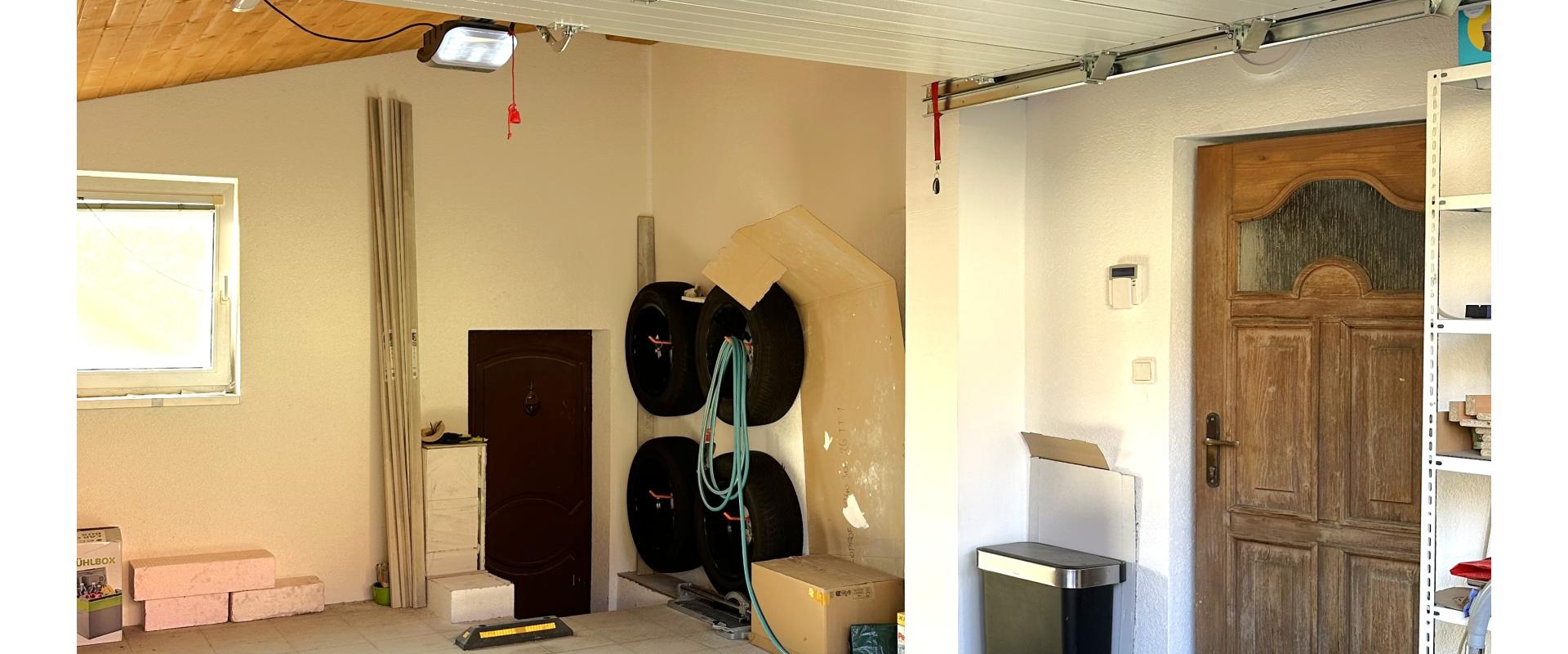 NOVÁ CENA ! Priestranný 5-izbový rodinný dom s dvoma garážami