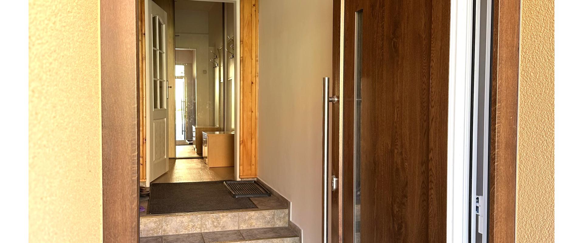 NOVÁ CENA ! Priestranný 5-izbový rodinný dom s dvoma garážami