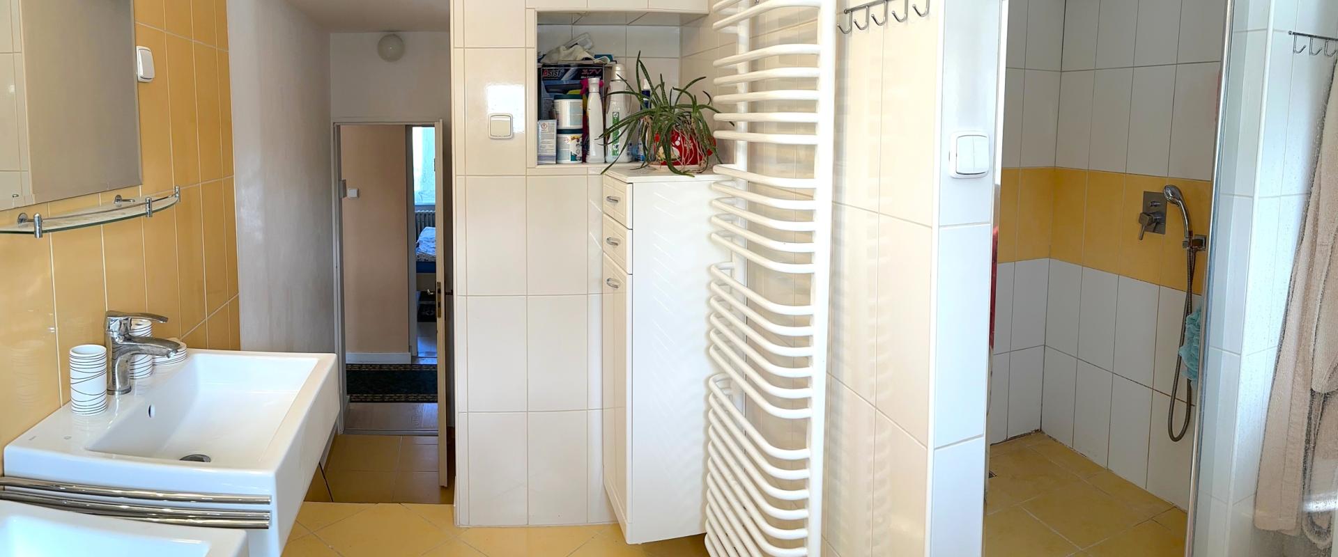 NOVÁ CENA ! Priestranný 5-izbový rodinný dom s dvoma garážami