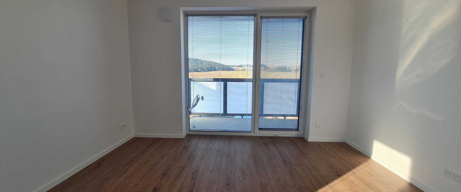 Prenájom moderného 3-izbového bytu s balkónom – Dvorníky