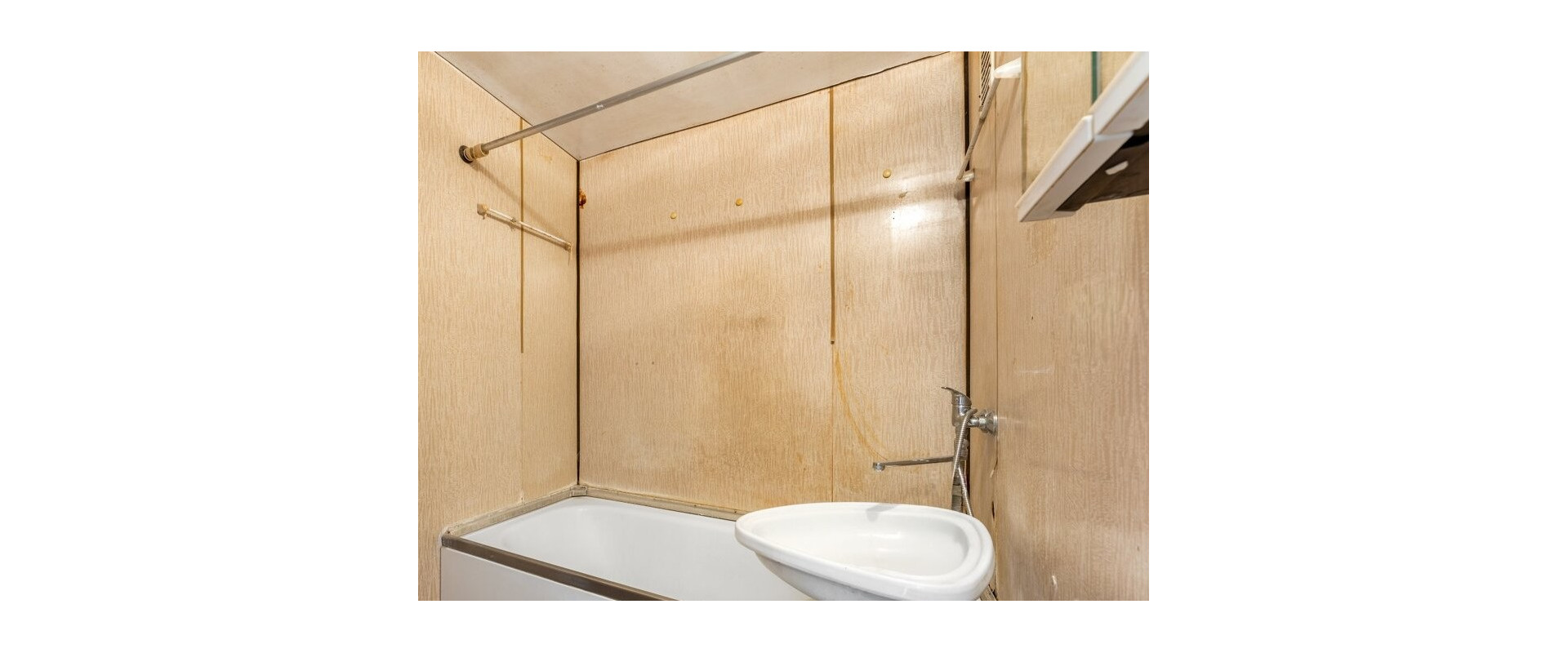 Vynikajúca Investičná Príležitosť - priestranný 4 izbový byt - pôvodný stav - Dúbravka