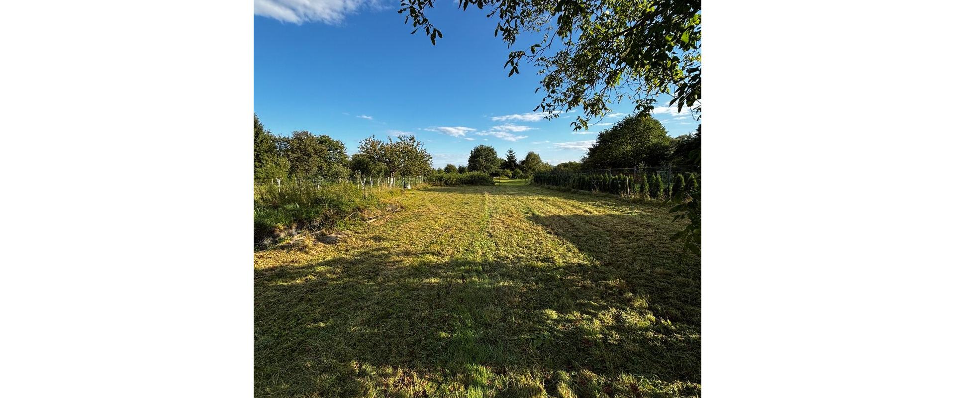 Na predaj stavebný pozemok s výmerou - 2 300 m² v tichej lokalite obce Tisinec.