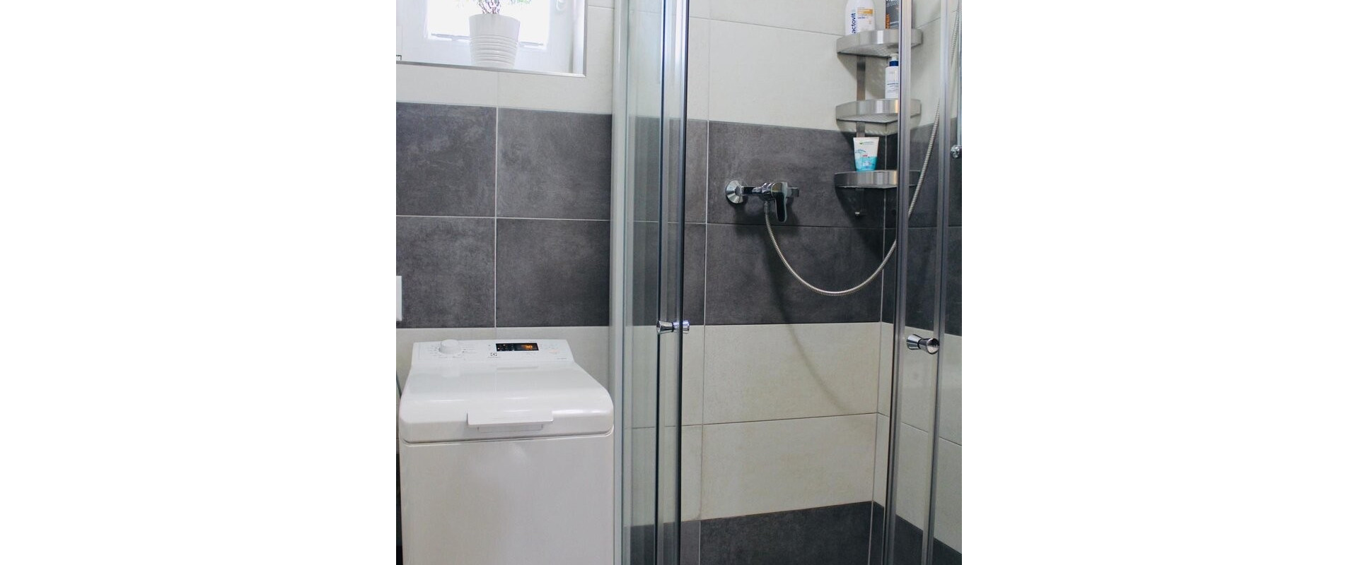 Prenájom - slnečný 2-izbový byt s veľkou terasou a záhradou