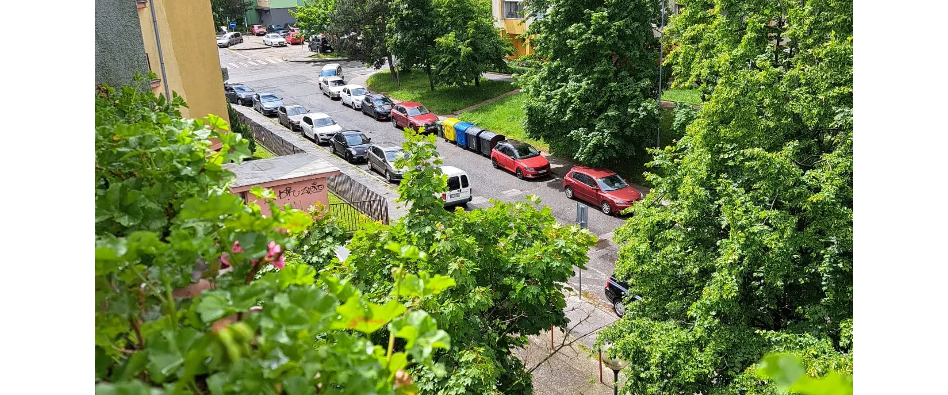 Ponúkame na predaj 4-izboý byt s výhľadom na zeleň a top ihriskom za rohom - Dúbravka