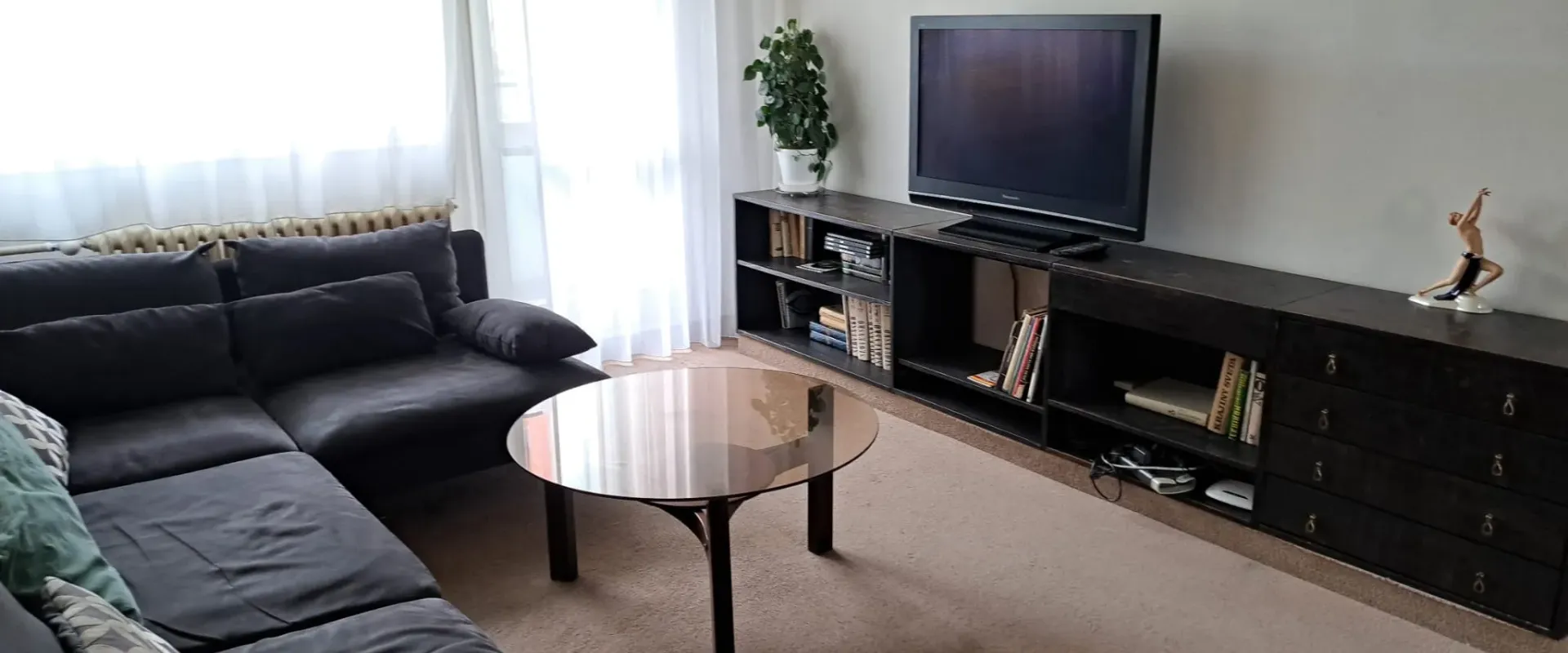 Ponúkame na predaj 4-izboý byt s výhľadom na zeleň a top ihriskom za rohom - Dúbravka