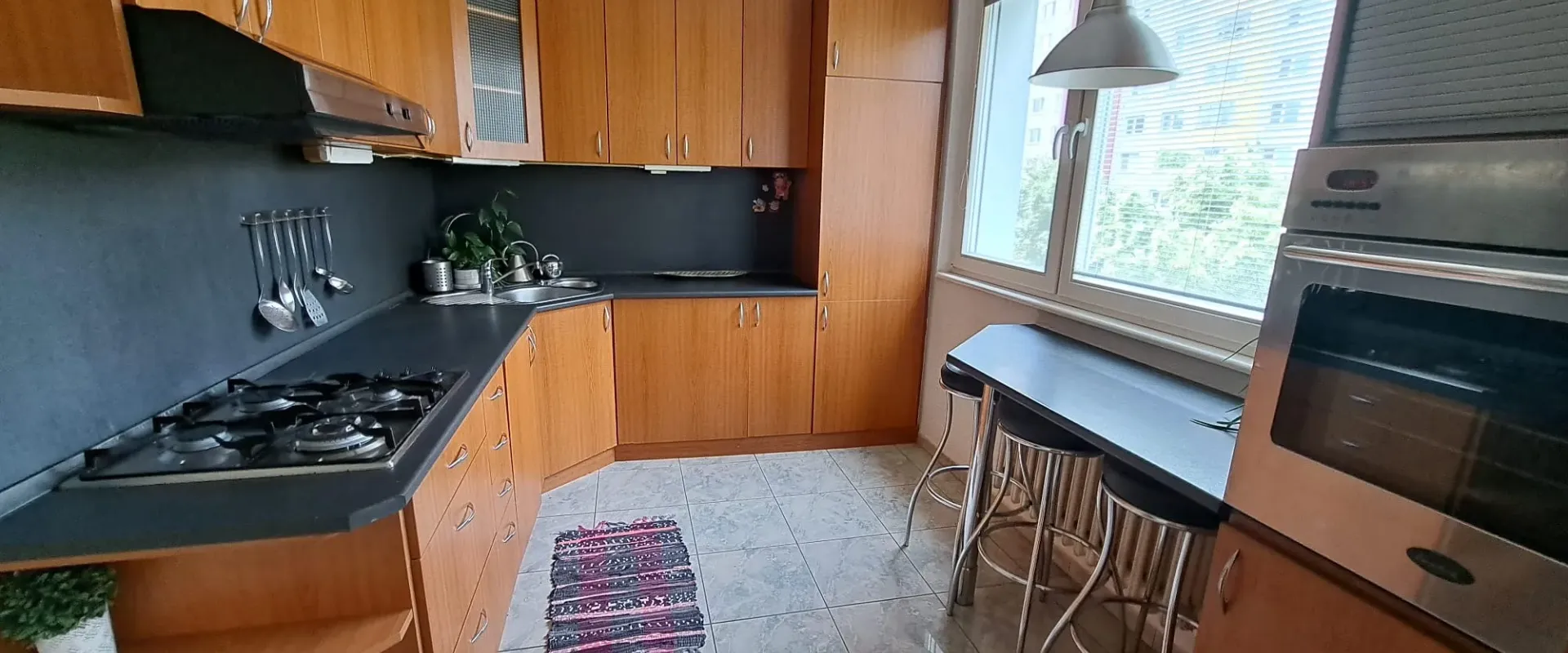 Ponúkame na predaj 4-izboý byt s výhľadom na zeleň a top ihriskom za rohom - Dúbravka