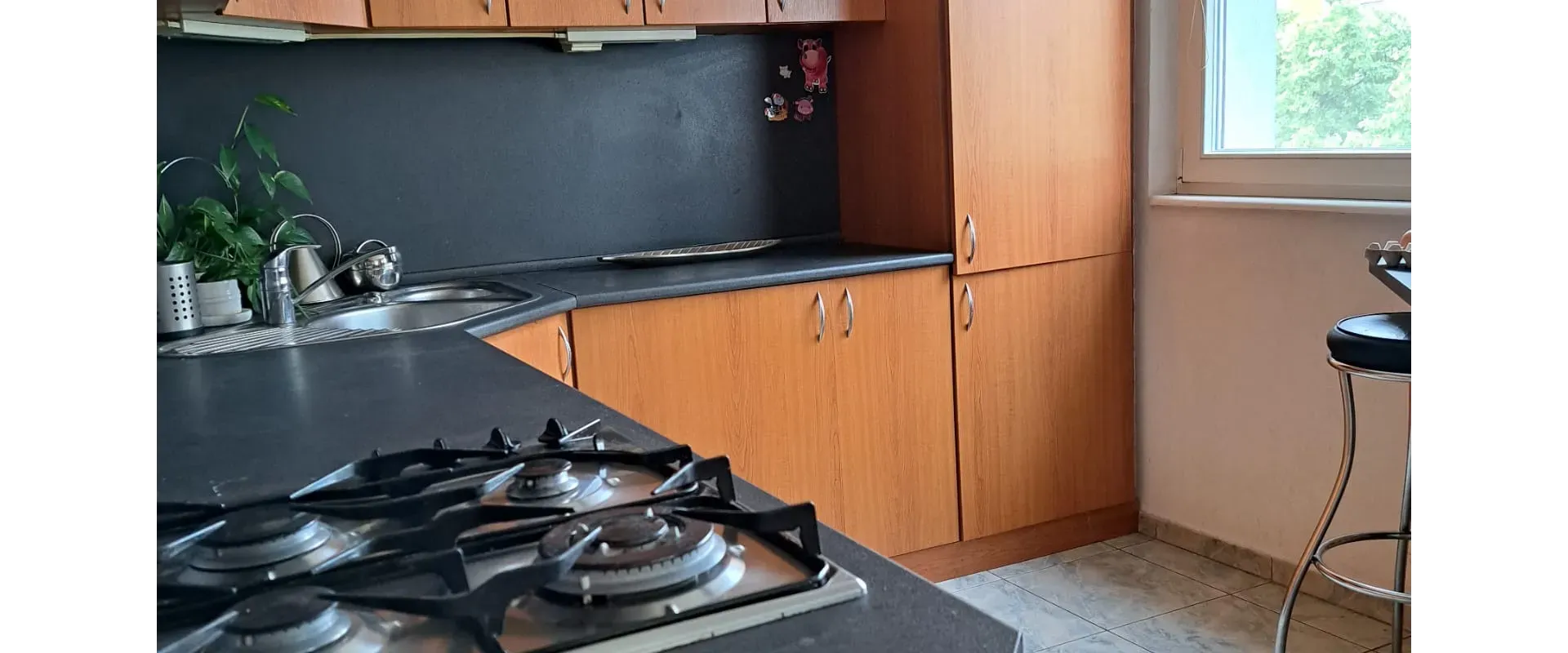 Ponúkame na predaj 4-izboý byt s výhľadom na zeleň a top ihriskom za rohom - Dúbravka