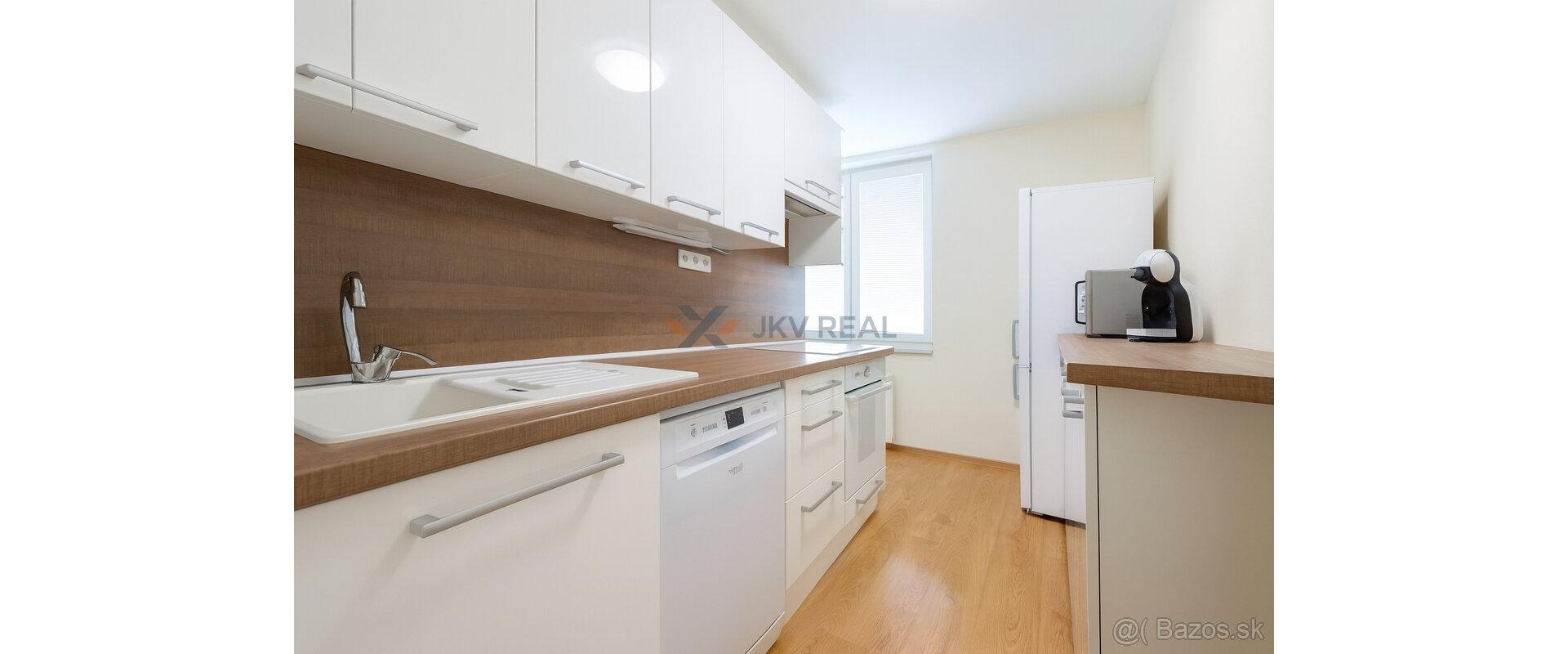 Exkluzívny Predaj: Štýlový 3-izbový Byt so Záhradkou a Balkónom v Michalovciach!