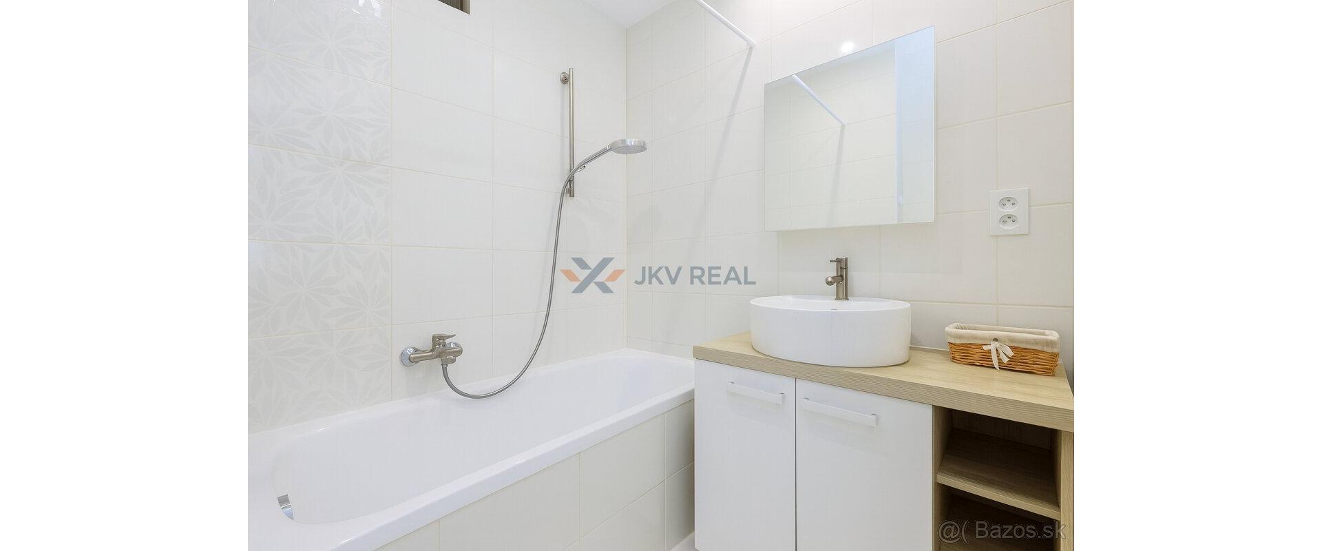 Exkluzívny Predaj: Štýlový 3-izbový Byt so Záhradkou a Balkónom v Michalovciach!