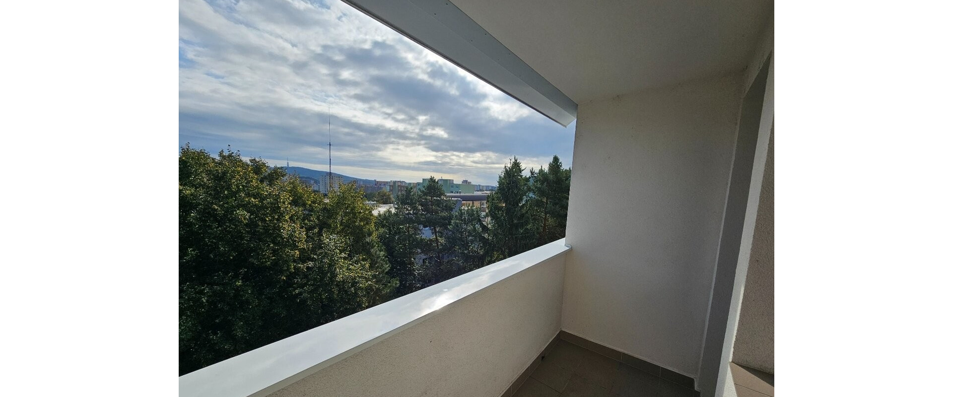 Ponúkame na predaj 4-izbový byt v pôvodnom stave - Dúbravka