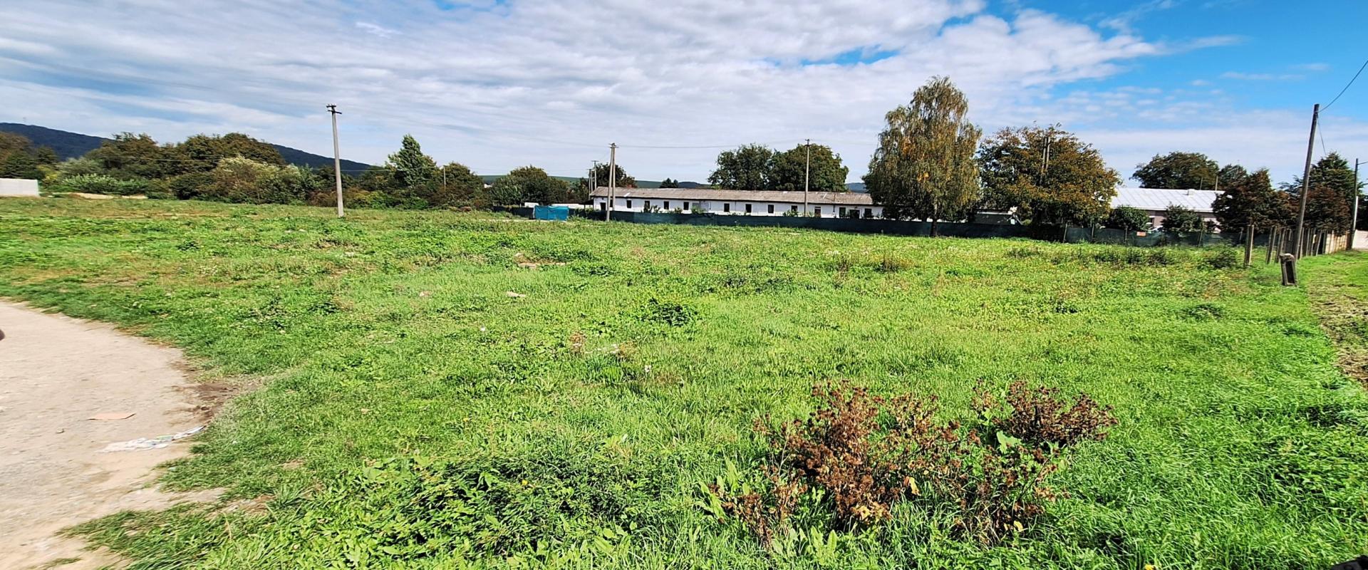 Na predaj priestranný pozemok – 3 000 m² / 2000 m²  v obci Čaklov