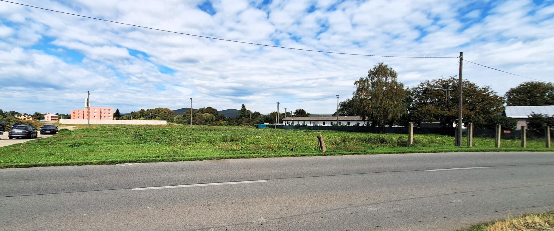 Na predaj priestranný pozemok – 3 000 m² / 2000 m²  v obci Čaklov