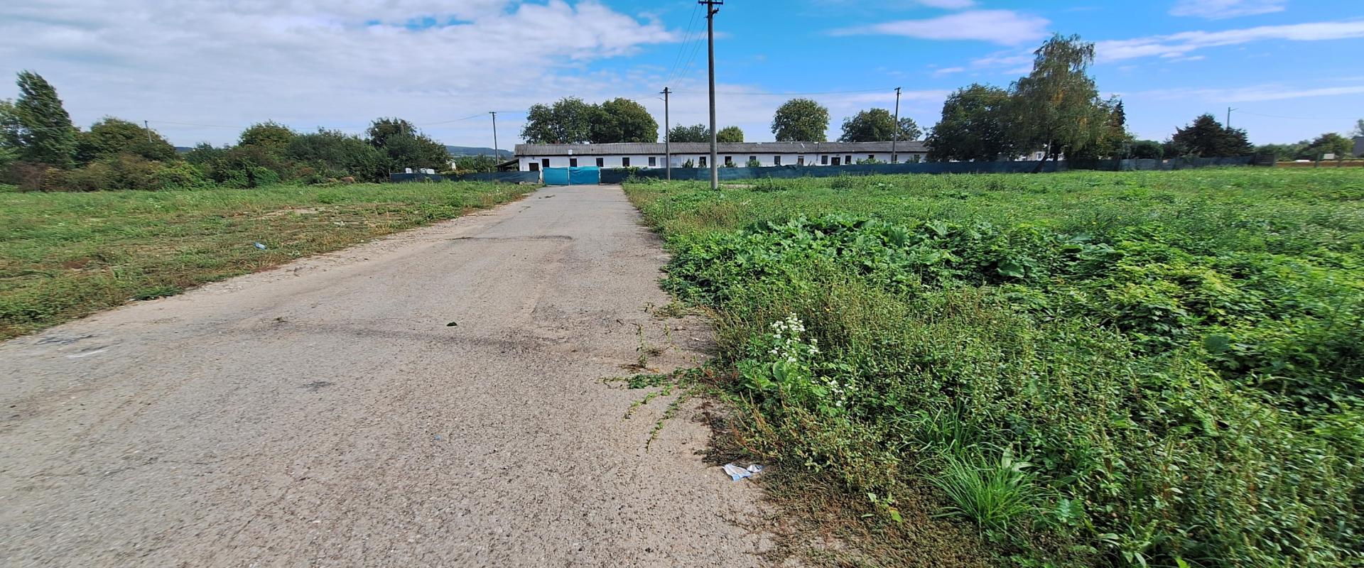 Na predaj priestranný pozemok – 3 000 m² / 2000 m²  v obci Čaklov