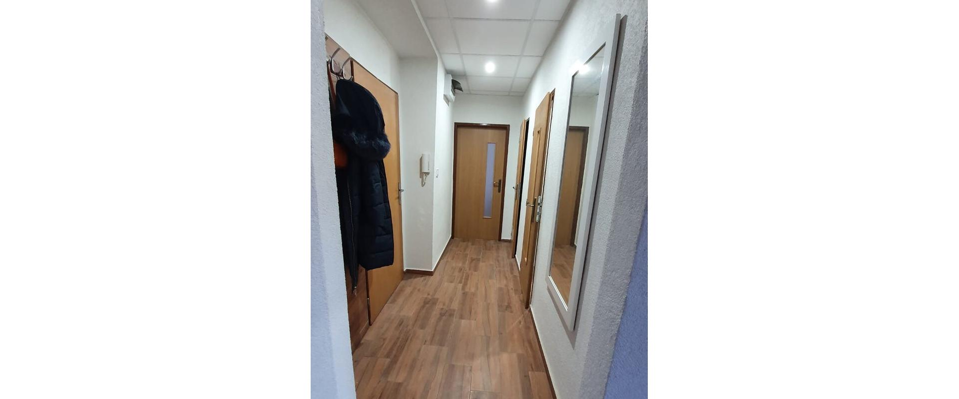 Slnečný kompletne zrekonštruovaný 2 izbový byt blízko centra