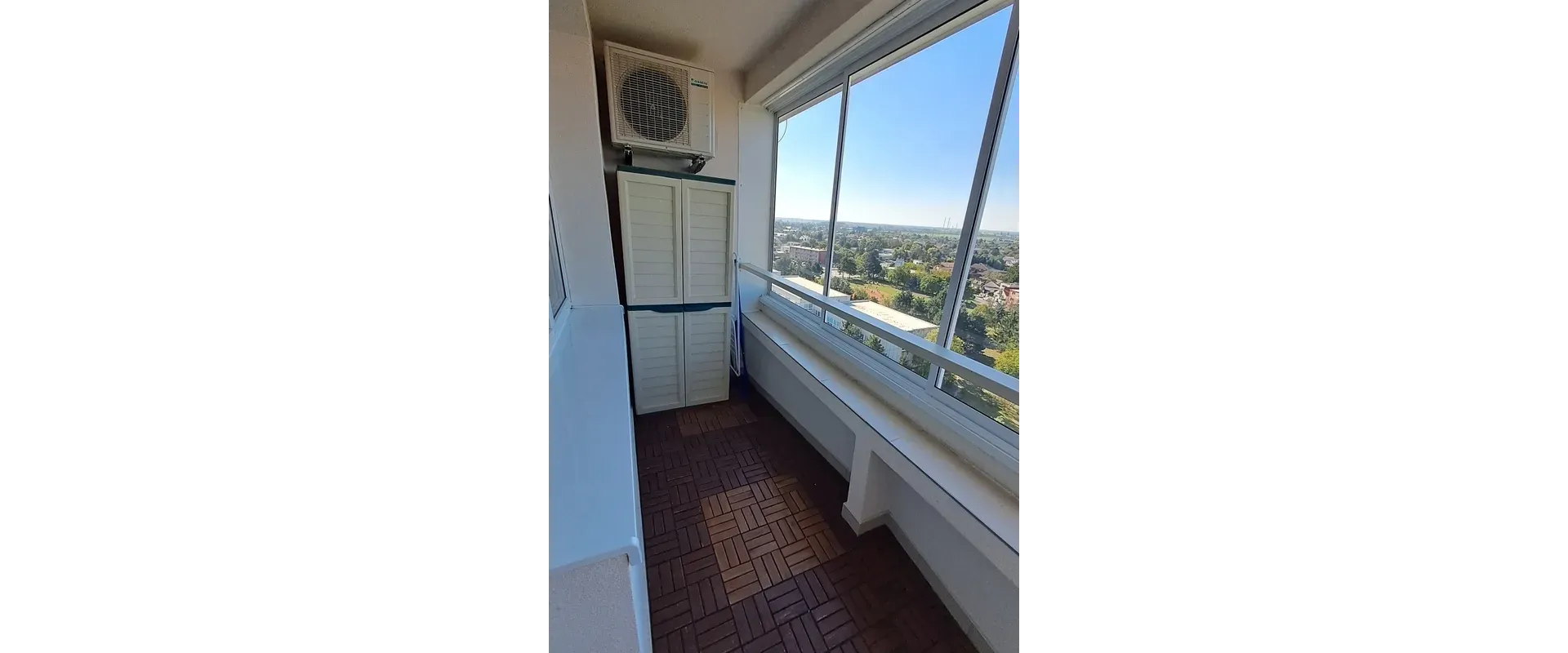 Na prenájom priestranný slnečný 3 izbový byt so zasklenou lodžiou.