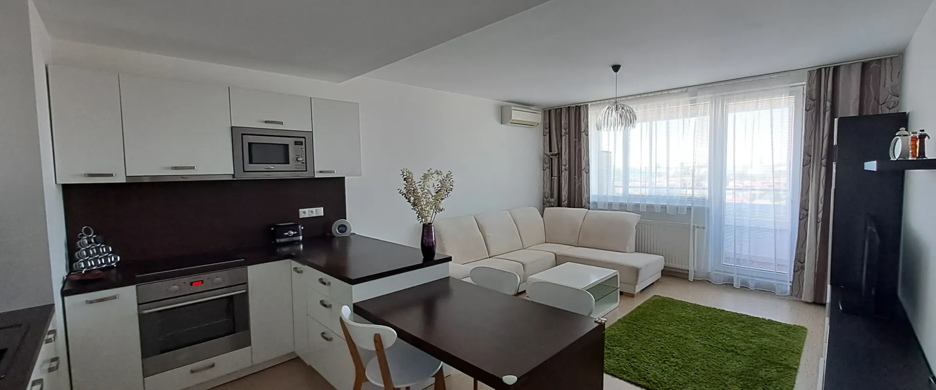 Na prenájom priestranný slnečný 3 izbový byt so zasklenou lodžiou.