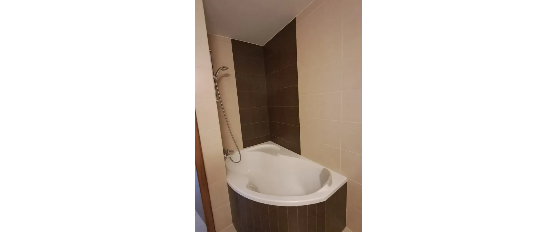 Na prenájom priestranný slnečný 3 izbový byt so zasklenou lodžiou.