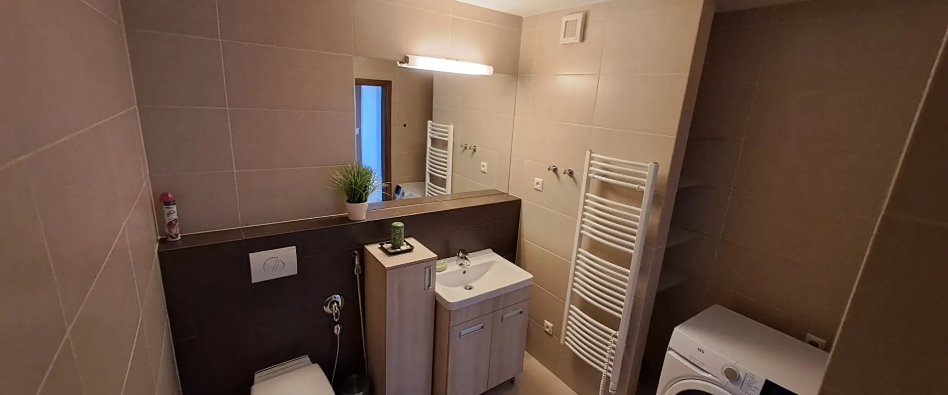 Na prenájom priestranný slnečný 3 izbový byt so zasklenou lodžiou.