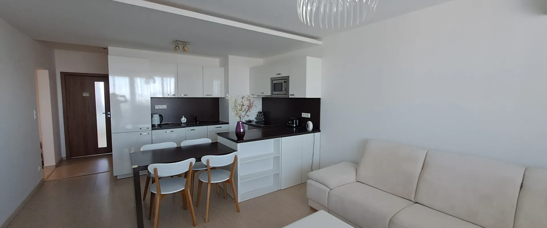 Na prenájom priestranný slnečný 3 izbový byt so zasklenou lodžiou.