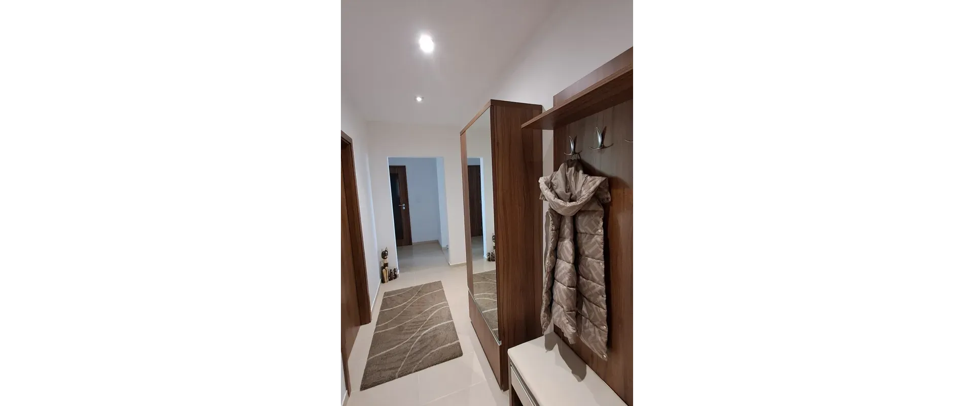 Na prenájom priestranný slnečný 3 izbový byt so zasklenou lodžiou.