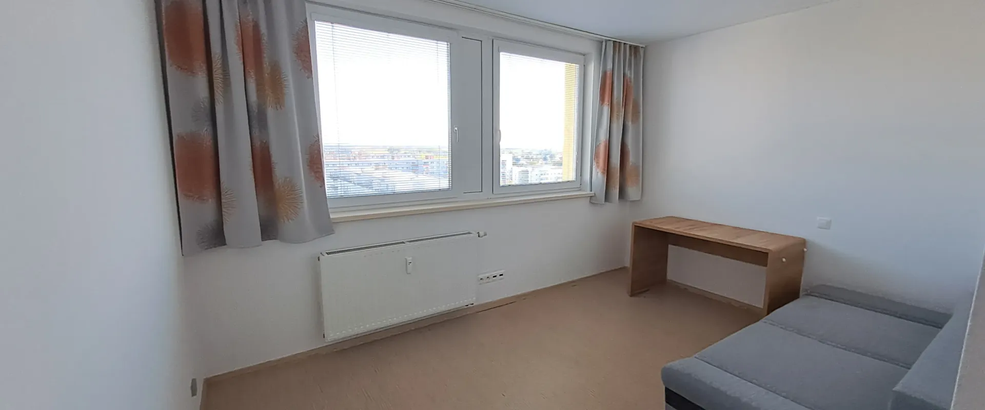 Na prenájom priestranný slnečný 3 izbový byt so zasklenou lodžiou.