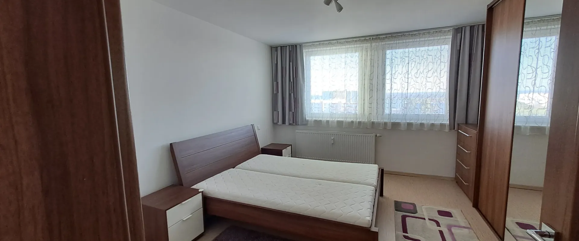 Na prenájom priestranný slnečný 3 izbový byt so zasklenou lodžiou.