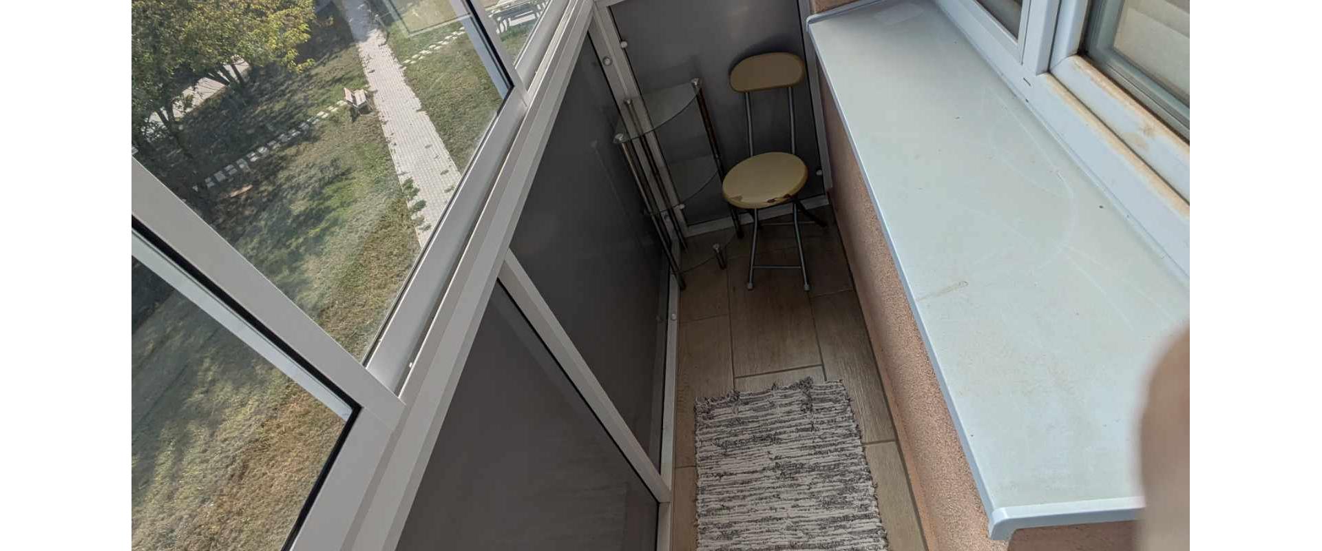 Zariadený 2 izbový byt s balkónom