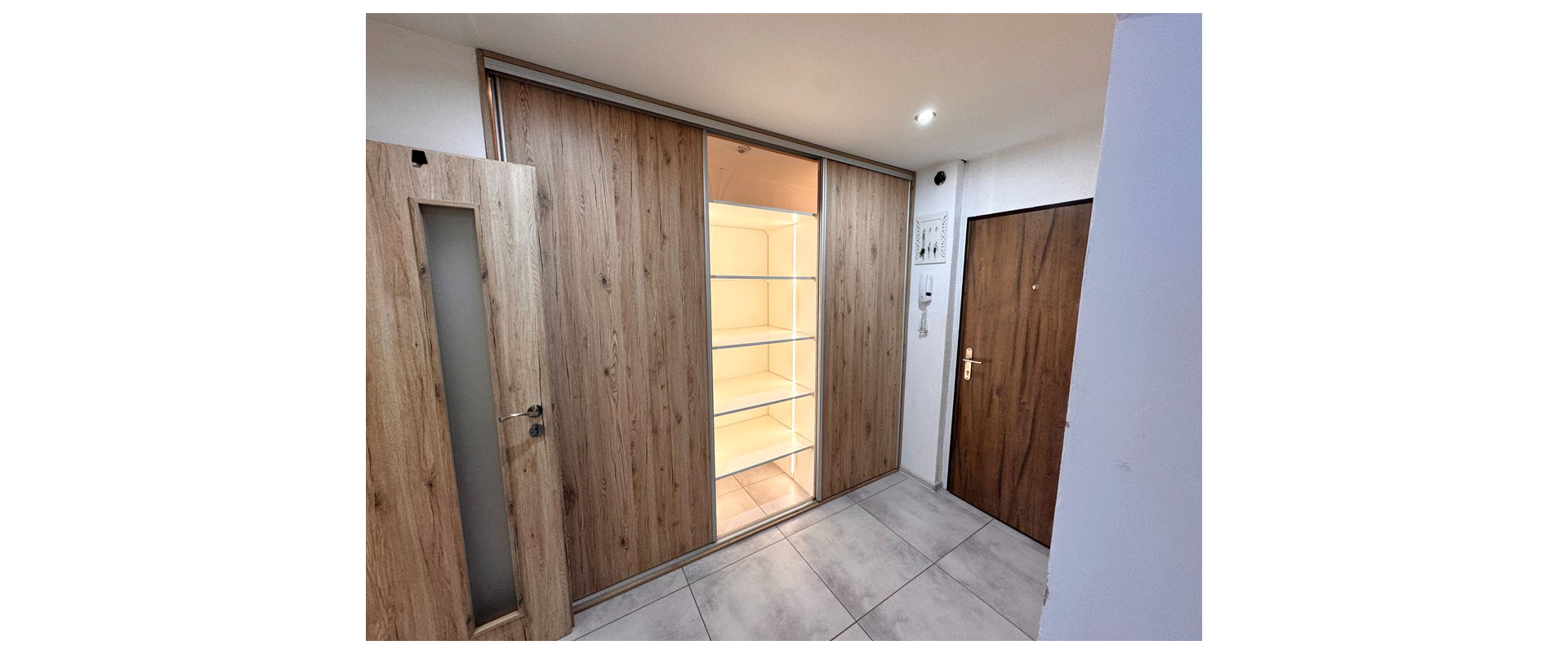 Prenájom: Priestranný 3-izbový Byt s Klimatizáciou vo Výbornej Lokalite!