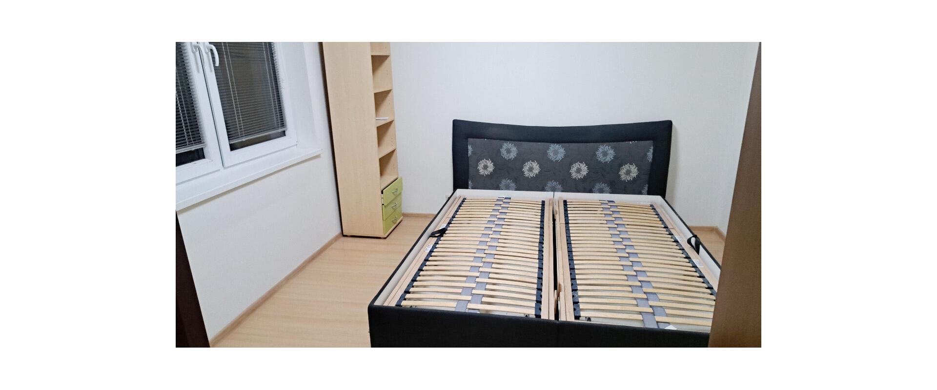 Prenájom: Priestranný 2-izbový Byt (prerobený na 3 izby) s Balkónom na Okružnej