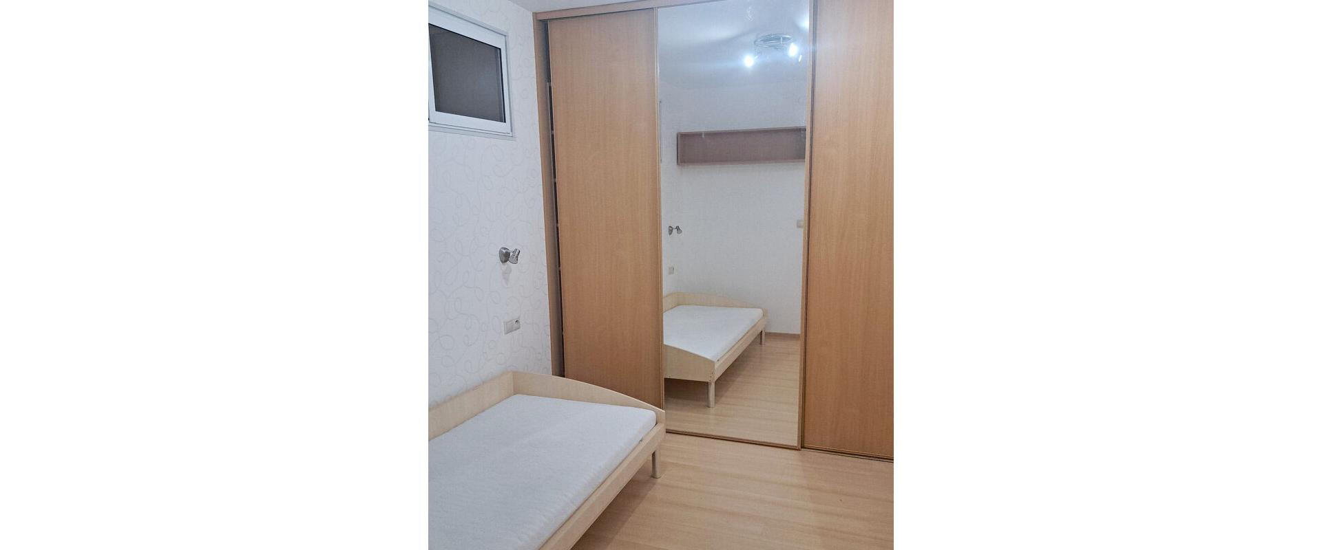 Prenájom: Priestranný 2-izbový Byt (prerobený na 3 izby) s Balkónom na Okružnej