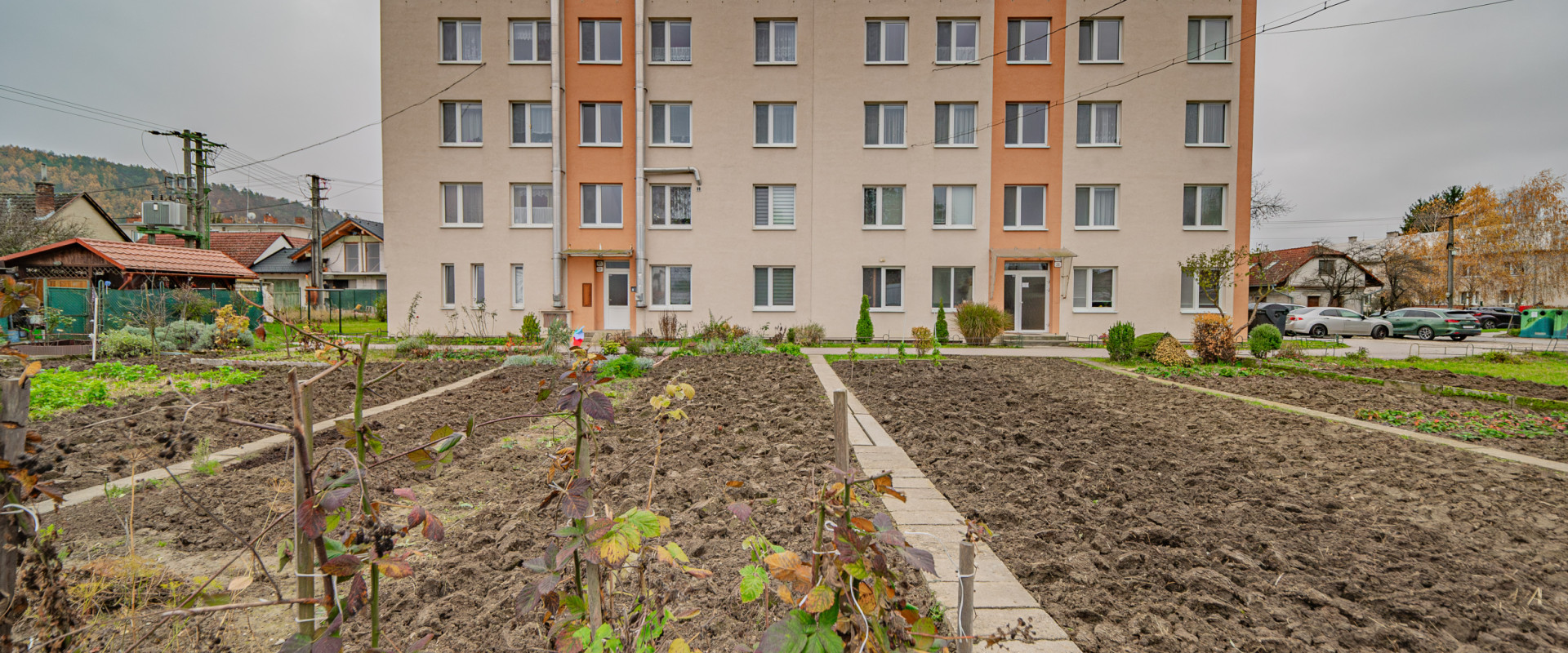 SKVELÁ PRÍLEŽITOSŤ! Na predaj krásny 3i byt so záhradkou.