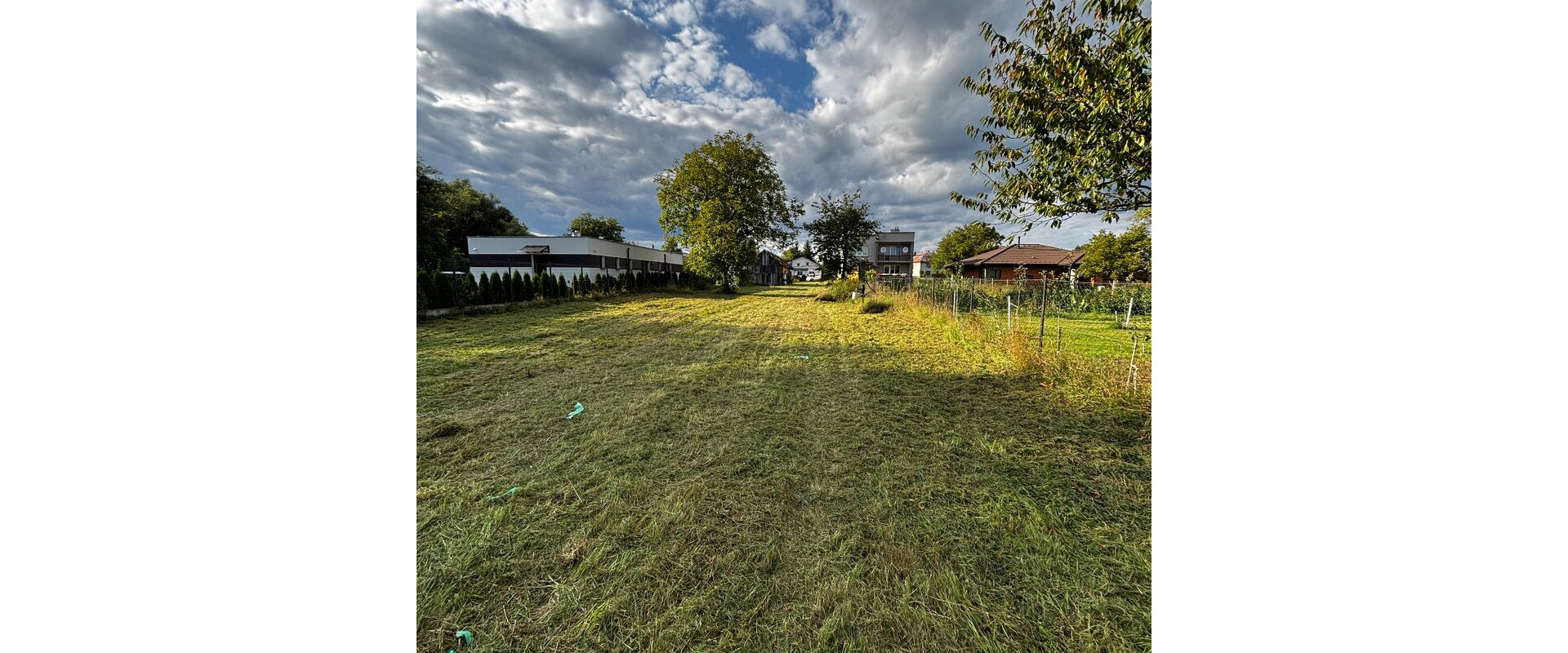 Na predaj stavebný pozemok s výmerou - 2 300 m² v tichej lokalite obce Tisinec.