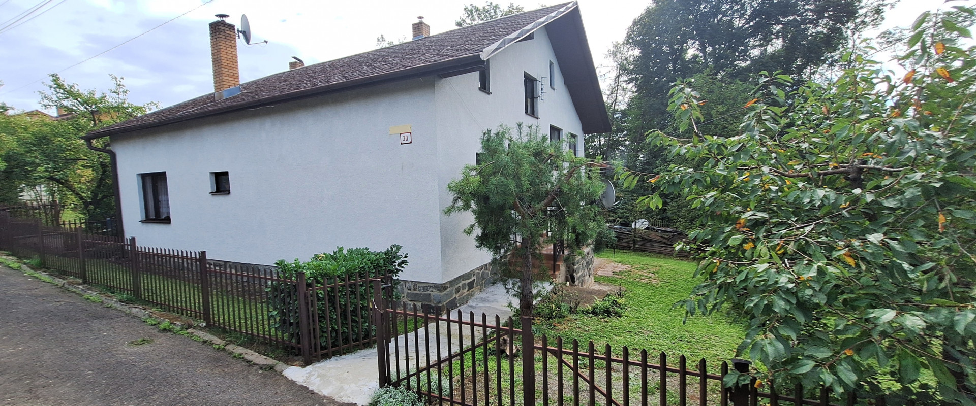 Na predaj rodinný dom na pozemku o rozlohe - 799 m² pri mestskom parku a zámku v Humennom.