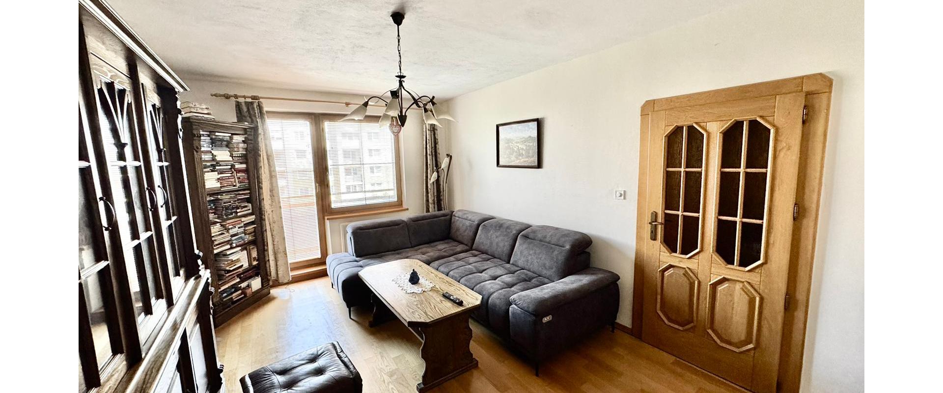 Predaj: Zrekonštruovaný 3-izbový Byt s Balkónom v Pokojnej Časti Humenného!