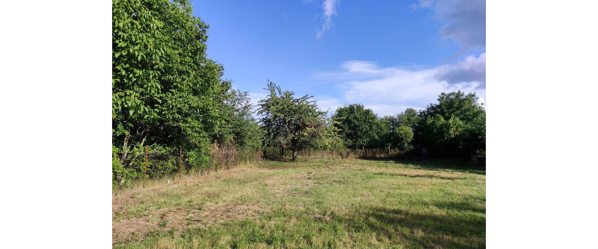 Stavebný pozemok 1270 m2 v centre obce MOJMÍROVCE