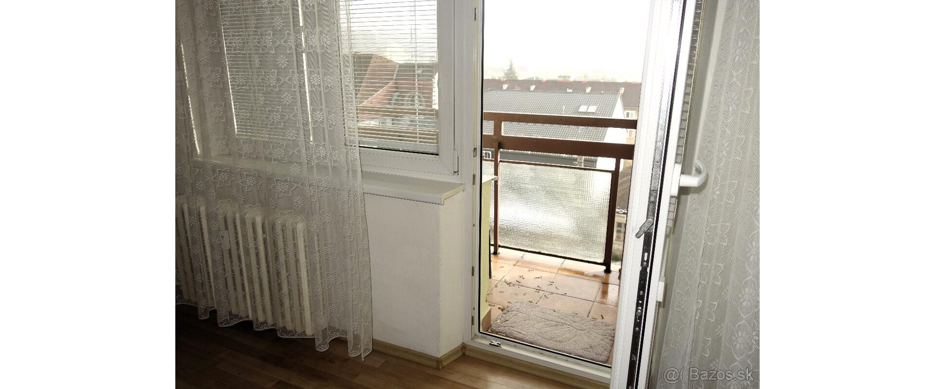 Na dlhodobý prenájom 1-izbový byt o rozlohe - 38 m²v centre mesta, na ulici Duklianskych hrdinov vo Vranove nad Topľou.