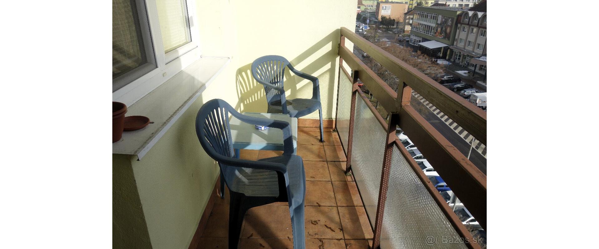 Na dlhodobý prenájom 1-izbový byt o rozlohe - 38 m²v centre mesta, na ulici Duklianskych hrdinov vo Vranove nad Topľou.