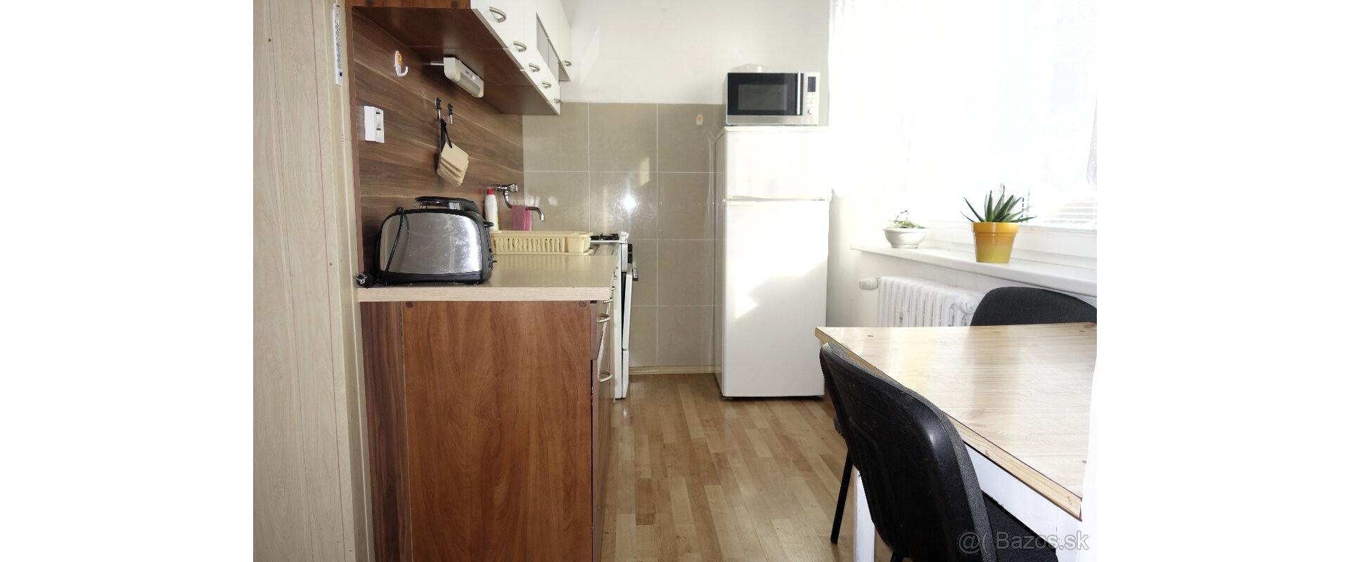 Na dlhodobý prenájom 1-izbový byt o rozlohe - 38 m²v centre mesta, na ulici Duklianskych hrdinov vo Vranove nad Topľou.