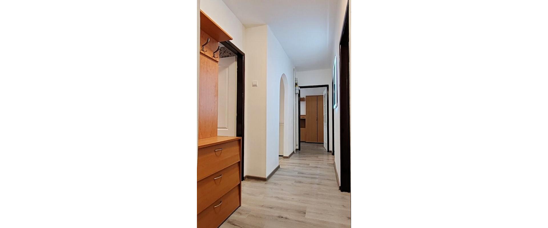 Na prenájom útulný, plne zariadený 3-izbový  - 68 m² byt s pivnicou vo Vranove nad Topľou – TOP lokalita v centre mesta.