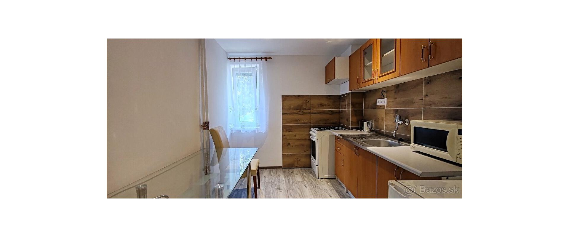 Na prenájom útulný, plne zariadený 3-izbový  - 68 m² byt s pivnicou vo Vranove nad Topľou – TOP lokalita v centre mesta.