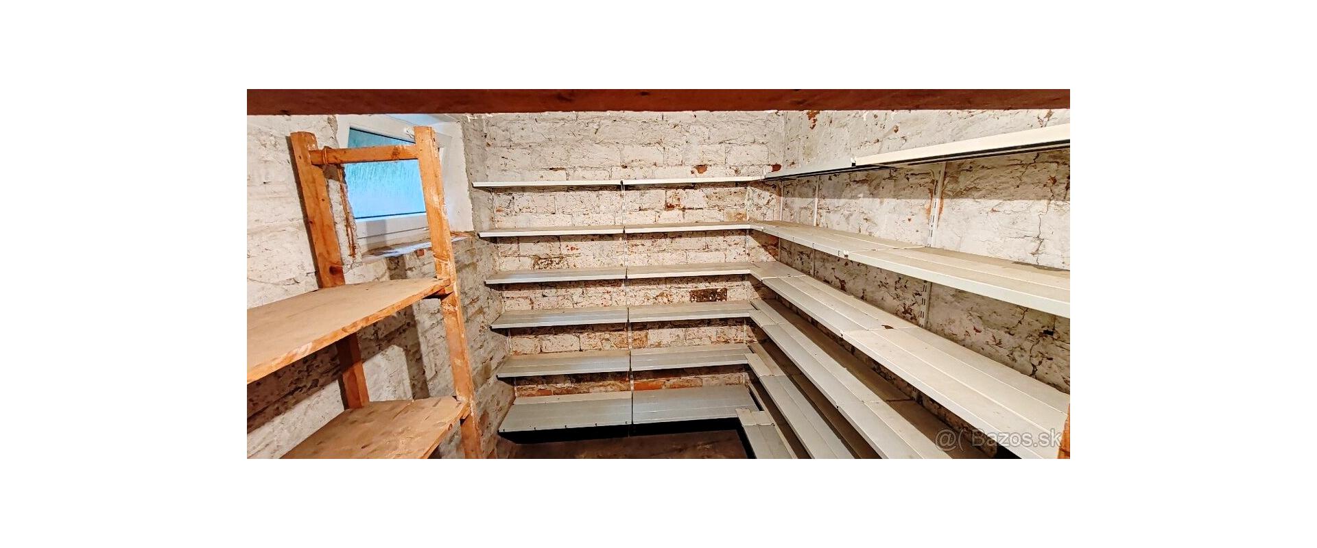 Na prenájom útulný, plne zariadený 3-izbový  - 68 m² byt s pivnicou vo Vranove nad Topľou – TOP lokalita v centre mesta.